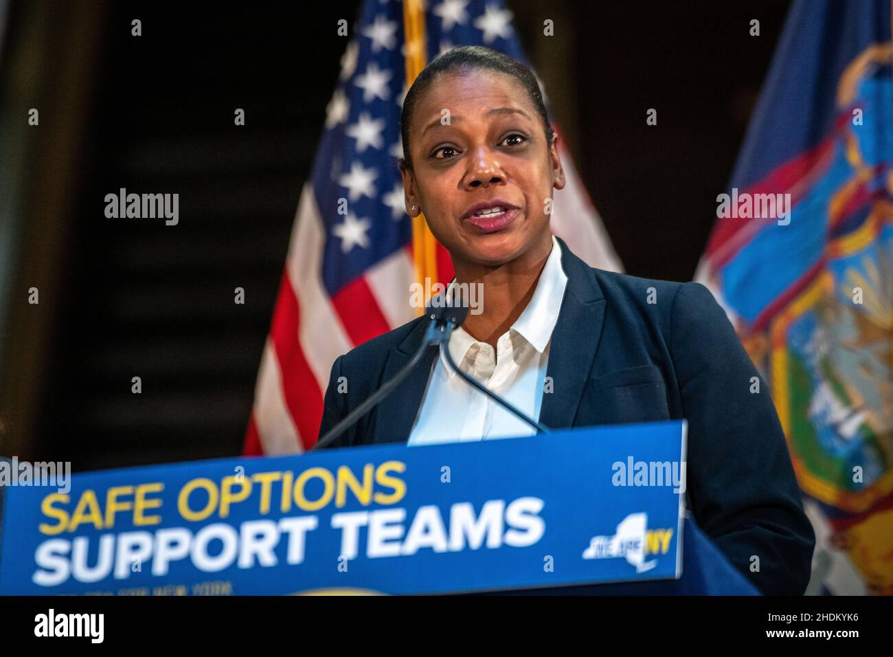 New York, États-Unis.06th janvier 2022.New York, États-Unis, 6 janvier 2022.Keechant Sewell, nouveau commissaire du département de police de New York, s'adresse à une conférence de presse avec la gouverneure de New York Kathy Hochul et le maire de New York Eric Adams sur leur présence accrue de la police et leur aide pour les sans-abri.Credit: Enrique Shore/Alay Live News Banque D'Images