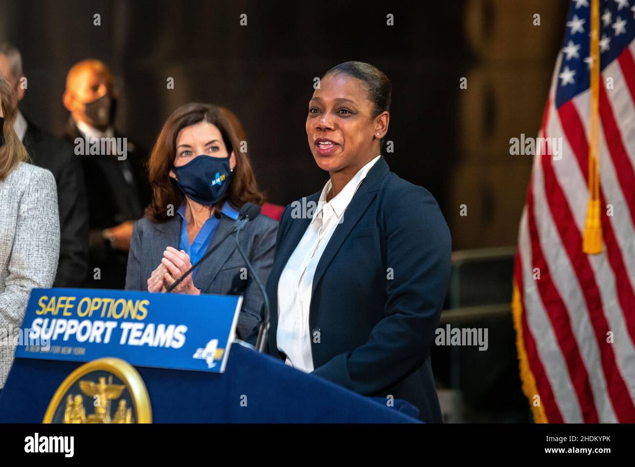 New York, États-Unis.06th janvier 2022.New York, États-Unis, 6 janvier 2022.Keechant Sewell, commissaire du département de police de New York nouvellement nommé, s'adresse à une conférence de presse avec la gouverneure de New York Kathy Hochul (L) au sujet de leur présence accrue de la police et de leur aide pour les sans-abri.Credit: Enrique Shore/Alay Live News Banque D'Images