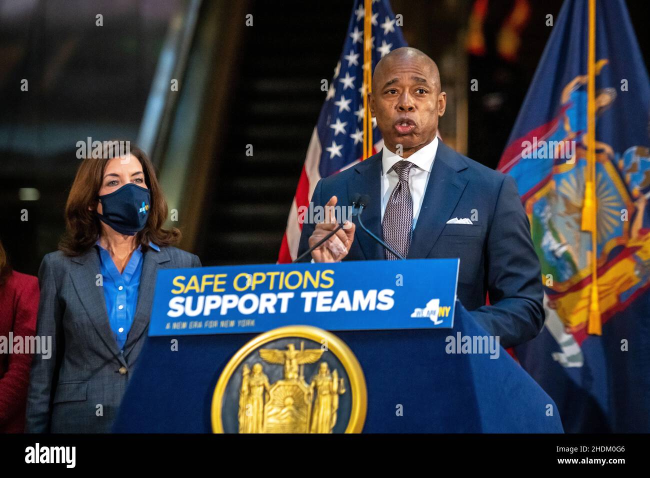 New York, États-Unis.06th janvier 2022.New York, États-Unis, 6 janvier 2022.Le maire de New York, Eric Adams, s'adresse à une conférence de presse avec la gouverneure de New York, Kathy Hochul (L), au sujet de leur présence accrue de la police et de leur aide pour les sans-abri.Credit: Enrique Shore/Alay Live News Banque D'Images