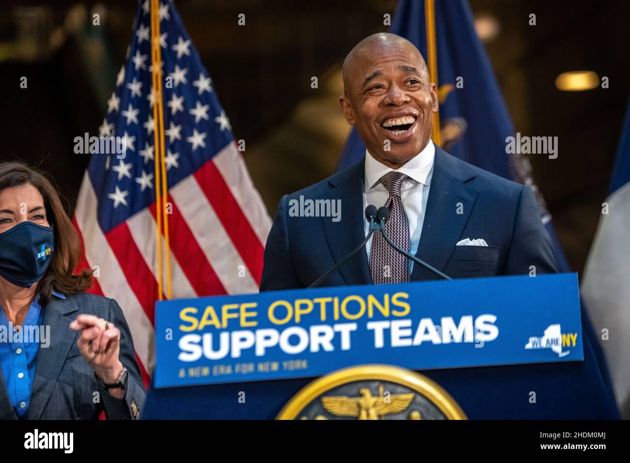 New York, États-Unis.06th janvier 2022.New York, États-Unis, 6 janvier 2022.Le maire de New York, Eric Adams, s'adresse à une conférence de presse avec la gouverneure de New York, Kathy Hochul (L), au sujet de leur présence accrue de la police et de leur aide pour les sans-abri.Credit: Enrique Shore/Alay Live News Banque D'Images