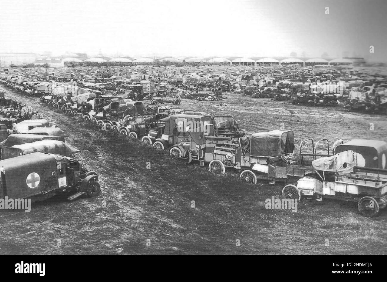 SERVICE DE TRANSPORT AUTOMOBILE DE SLOUGH.Ancien centre de distribution de véhicules de l'armée britannique au cours de la WW!, le site du Berkshire a été surnommé The Dump lorsque les véhicules retournés ont été gardés pour être brisés. Banque D'Images