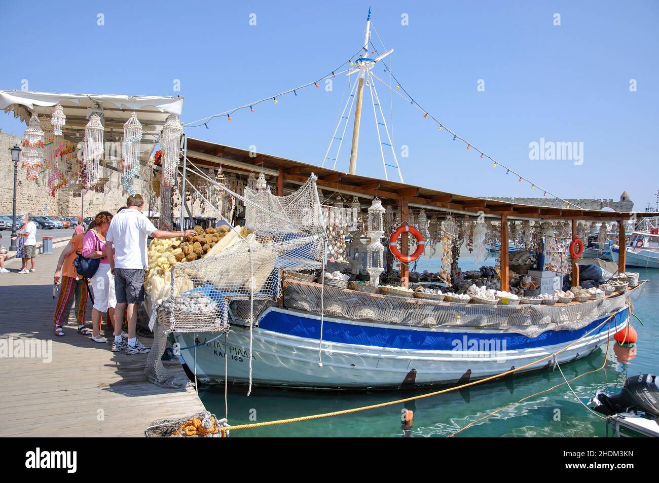 Décrochage souvenirs sur bateau de pêche, Kolona Port, Vieille Ville, Ville de Rhodes, Rhodes, Dodécanèse, Grèce Banque D'Images