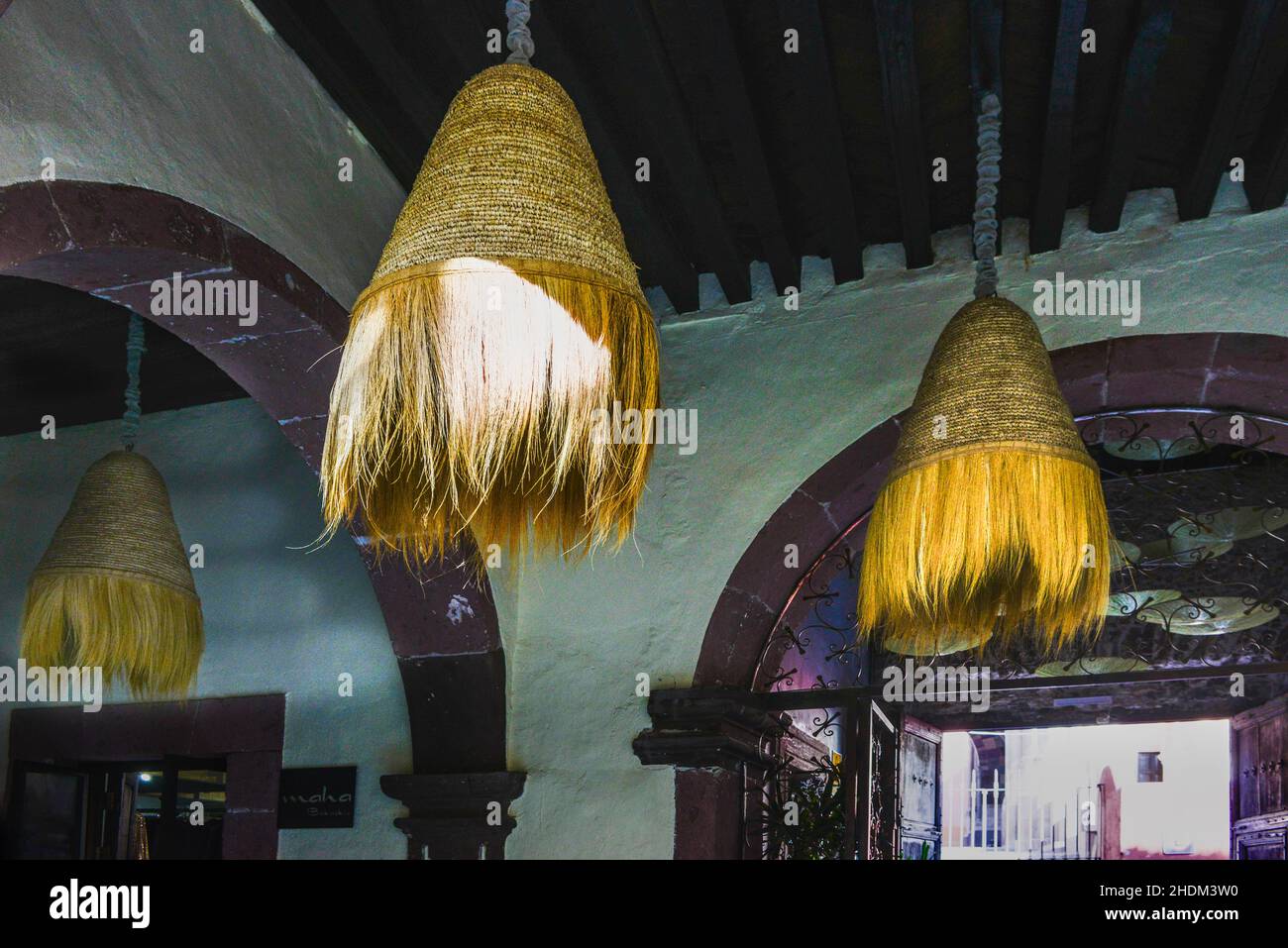 Galerie avec cour qui offre une belle décoration d'intérieur, comme ces magnifiques chandeliers fibreux faits à la main à San Miguel de Allende, MX Banque D'Images