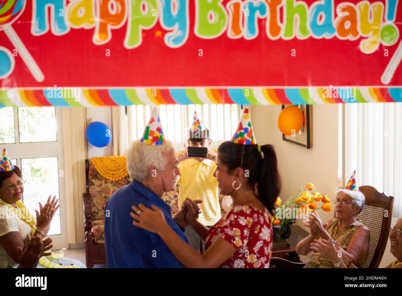 joyeux anniversaire, maison de retraite, photo souvenir, fête d'anniversaire, joyeux anniversaire,soins aux personnes âgées, maisons de soins infirmiers, photos souvenirs, fêtes d'anniversaire, Banque D'Images