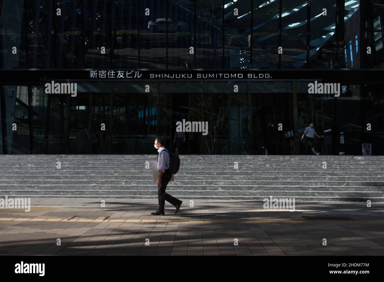 Tokyo, Japon.11th octobre 2021.Un homme, portant un masque facial comme mesure préventive contre la COVID-19, passe devant le bâtiment Shinjuku Sumitomo à Shinjuku.Crédit : SOPA Images Limited/Alamy Live News Banque D'Images