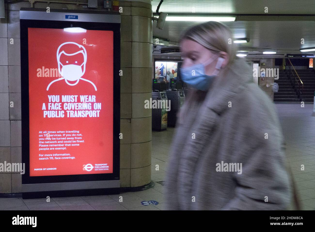 Londres, Royaume-Uni.6th janv. 2021. À la station de métro Leicester Square, une affiche rappelle aux passagers que les masques sont obligatoires pour tous les usagers des transports en commun.Credit: Anna Watson/Alay Live News Banque D'Images