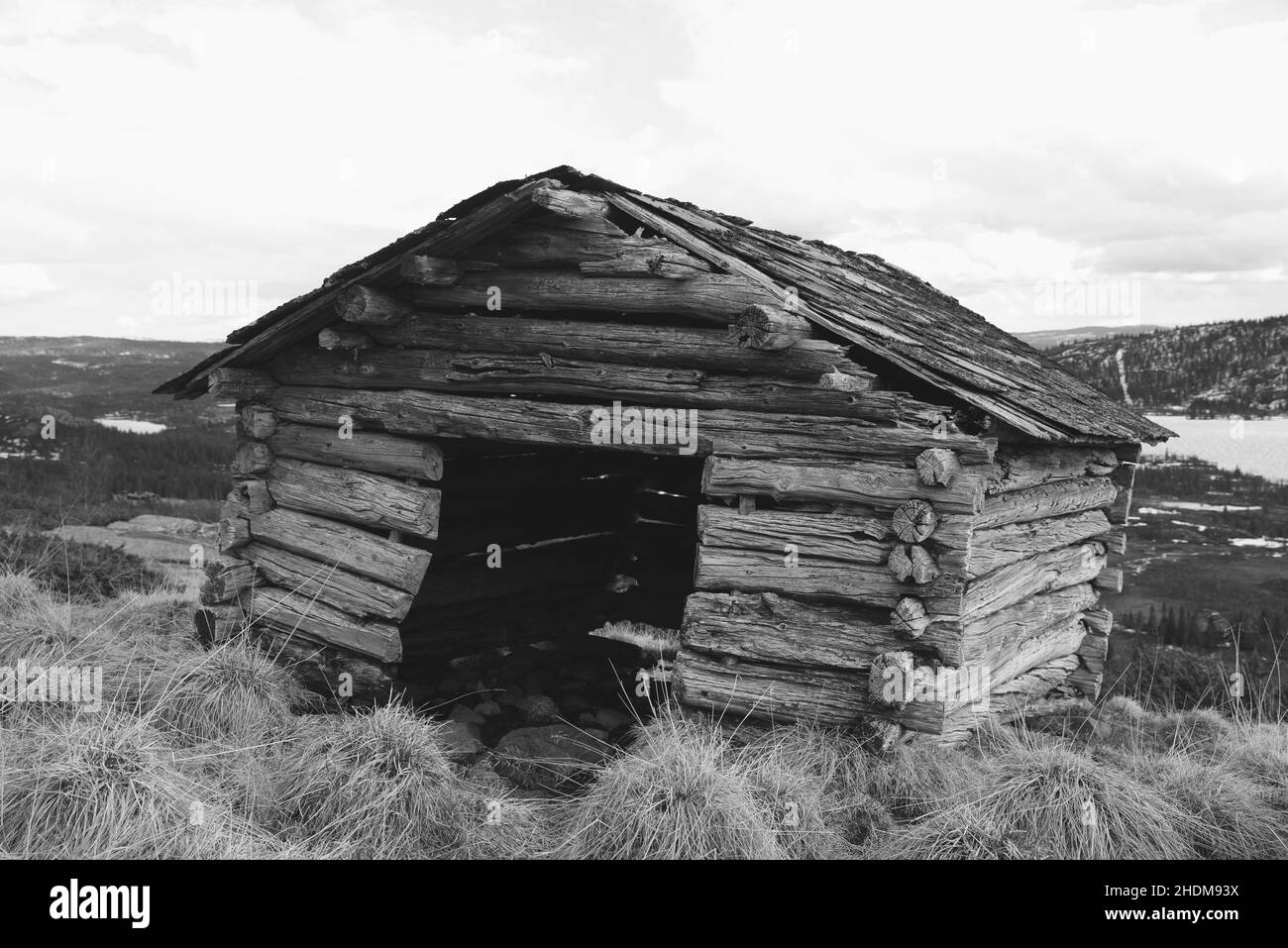 Ancien bâtiment en rondins délabré dans une zone de montagne à Hallingdal en Norvège. Banque D'Images