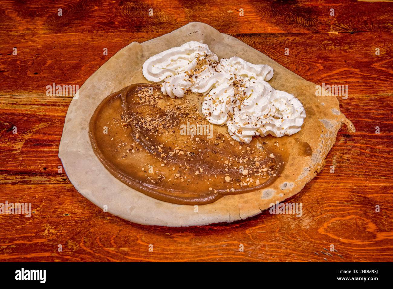 La crêpe au chocolat sert généralement de base à un plat ou à un dessert, en appliquant toutes sortes d'ingrédients sucrés. Banque D'Images