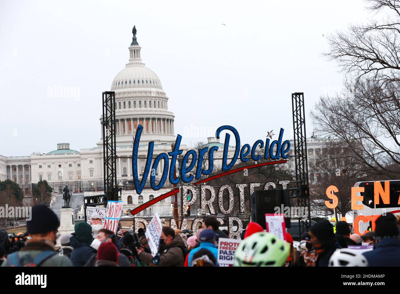 Washington, DC, États-Unis.6th janvier 2022.Une vigile appelant à la législation sur les droits des électeurs a lieu un an après le Capitole Riot du 6 janvier au National Mall de Washington, DC, le 6 janvier 2021.Crédit : Mpi34/Media Punch/Alamy Live News Banque D'Images