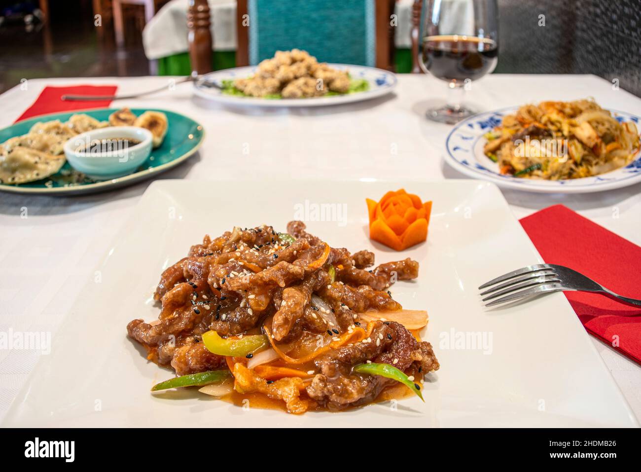 Lanières de boeuf dans la sauce soja avec le sucre, lui donne cette douce touche qui compense sa pourriture.Les légumes ne doivent pas être trop cuits pour ne pas être trop cuits Banque D'Images