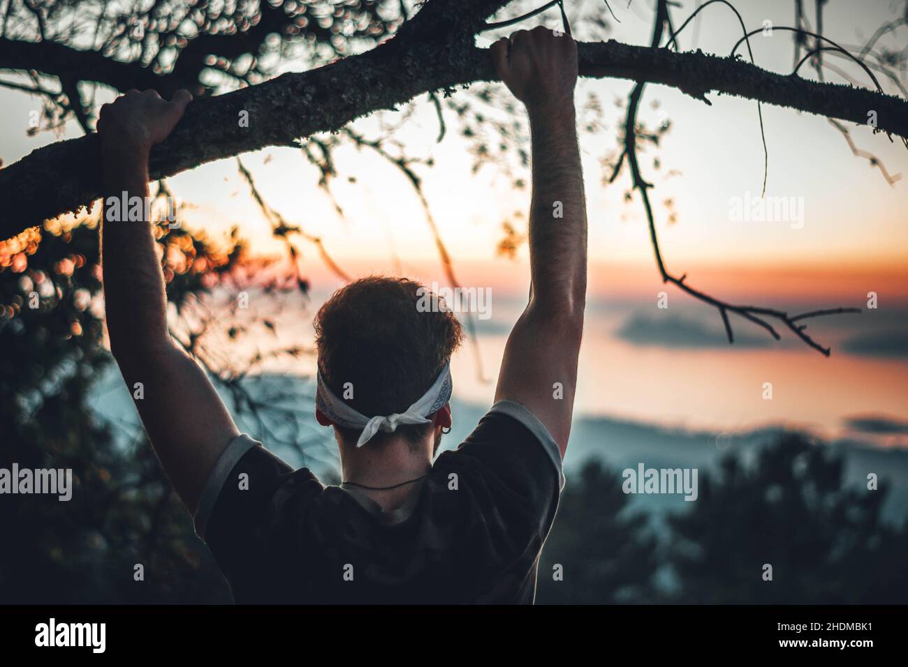 Portrait d'un jeune garçon caucasien avec un t-shirt imprimé militaire avec un fond de coucher de soleil Banque D'Images