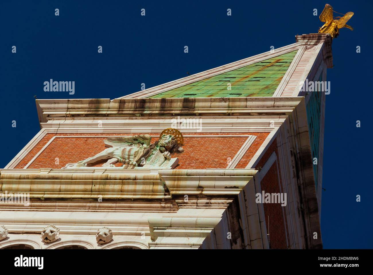 St Mark célèbre clocher à Venise avec lion et ange doré Banque D'Images