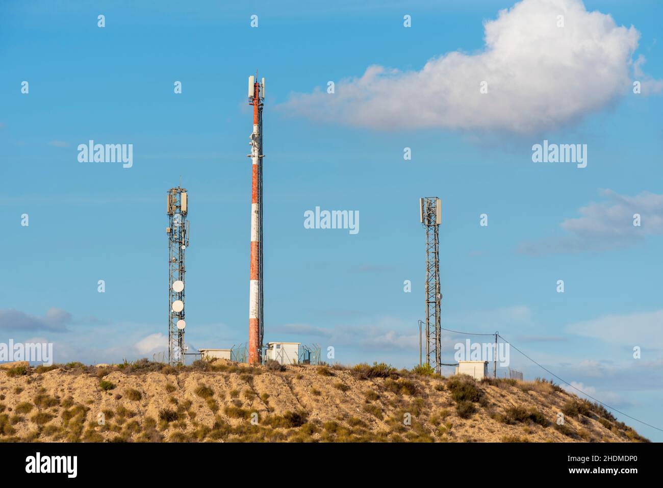 Mâts de télécommunication sur une colline au-dessus de Camposol, Murcia, Espagne.Divers, mâts multiples avec des plats et des huttes, des bâtiments Banque D'Images