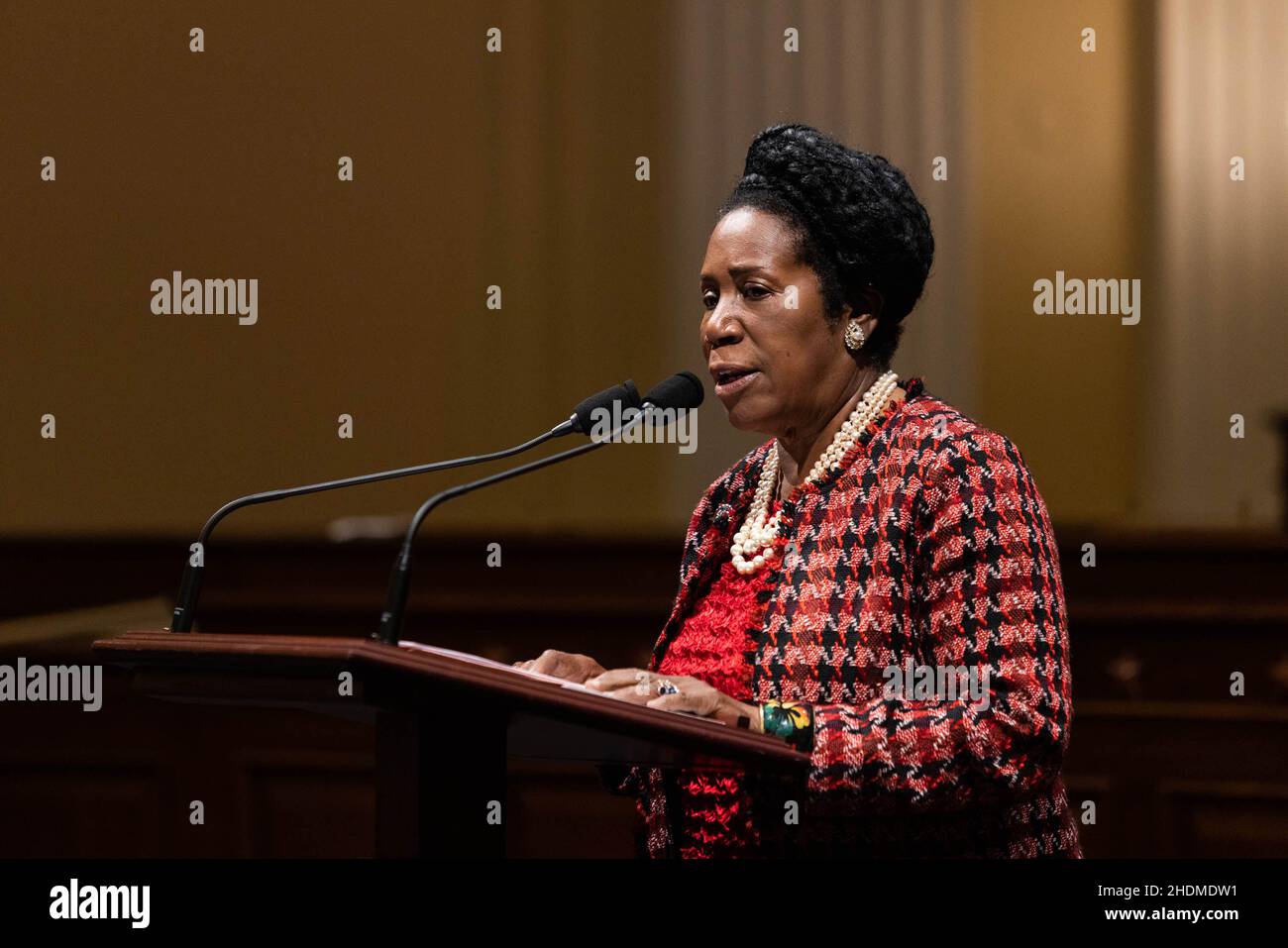 Washington, États-Unis.06th janvier 2022.Shalia Jackson Lee, D-TX, parle alors que les membres partagent leurs souvenirs de l'attaque du 6 janvier contre le Capitole par les partisans de l'ancien président Donald Trump, au Capitole des États-Unis à Washington, DC, le jeudi 6 janvier 2022.Photo de piscine par Graeme Jennings/UPI crédit: UPI/Alay Live News Banque D'Images