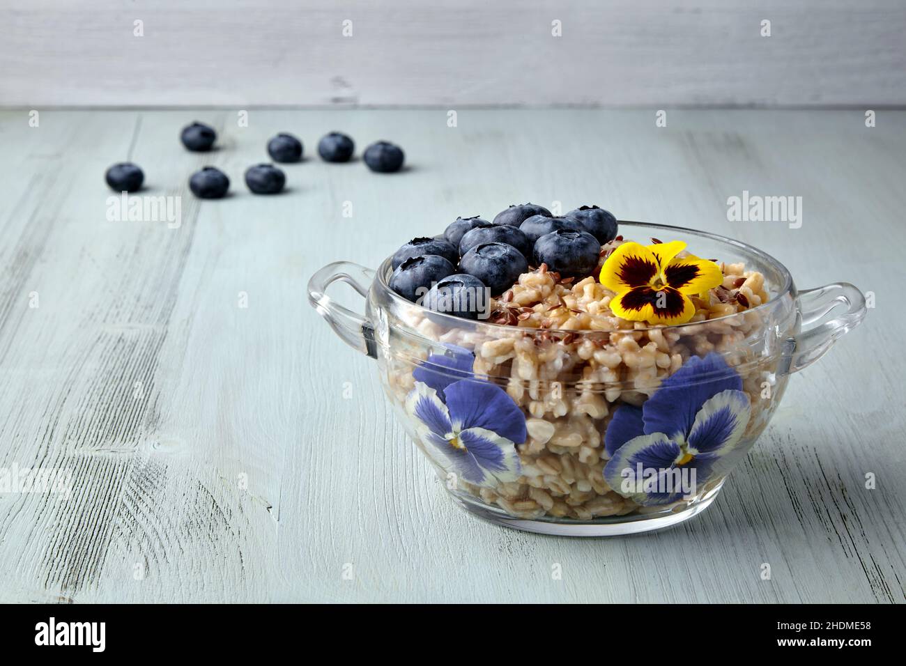 Porridge d'avoine entière dans un bol en verre décoré de fleurs Banque D'Images