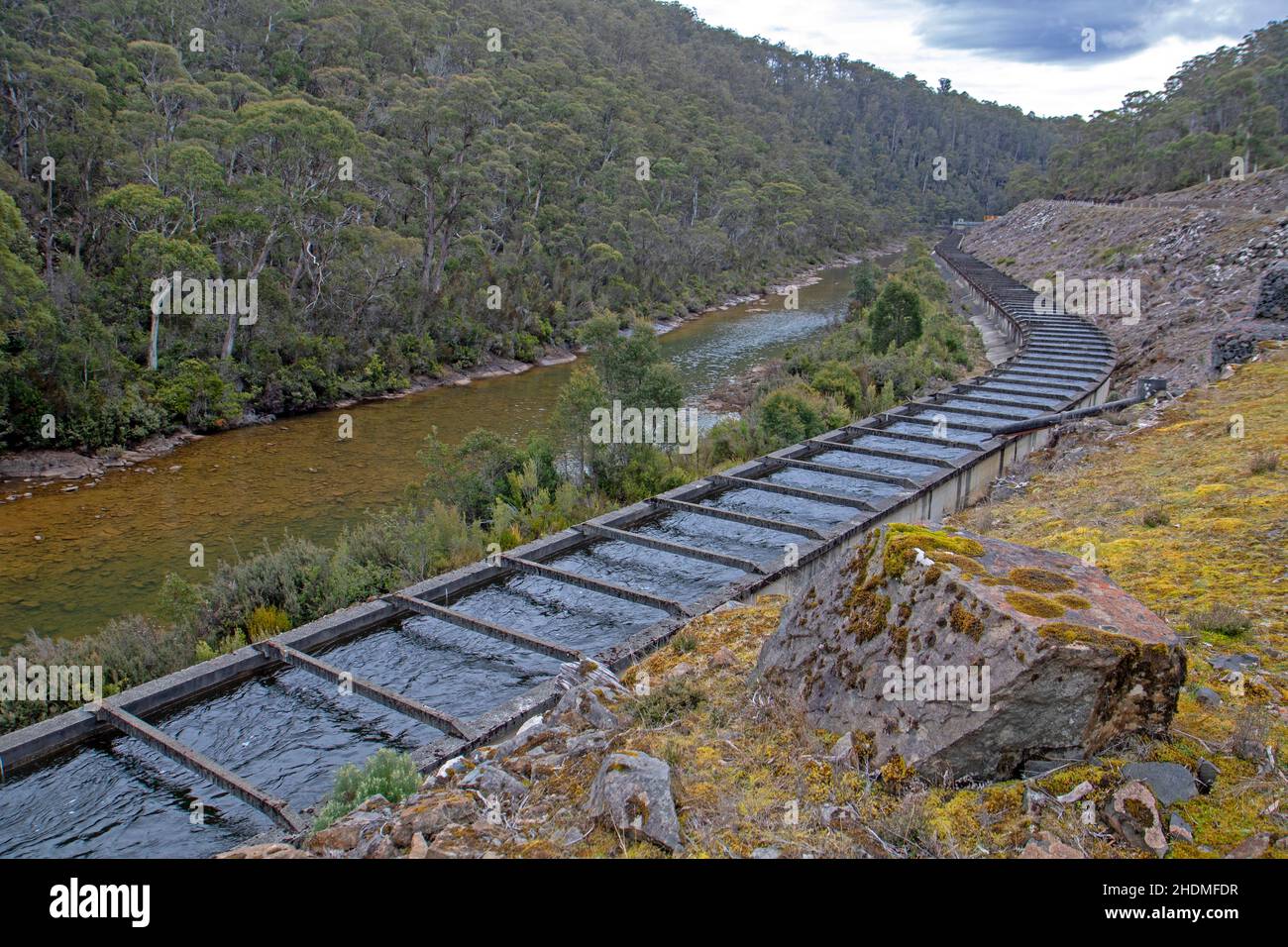 Canal qui s'étend au-dessus de la rivière Derwent à travers la gorge de Butlers Banque D'Images