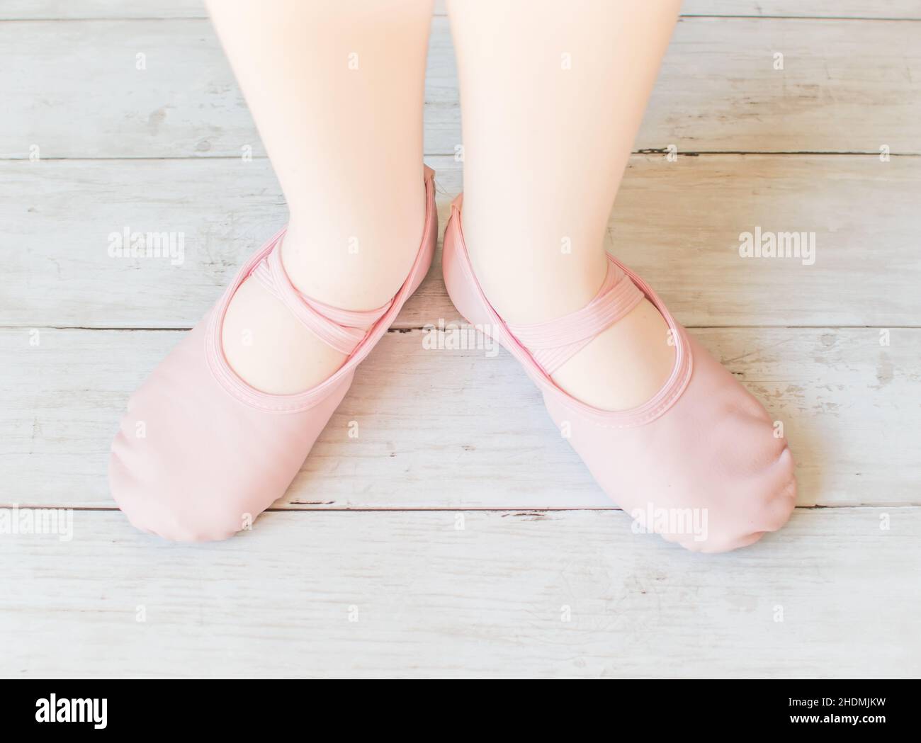 Pieds de fille en ballerines Banque D'Images