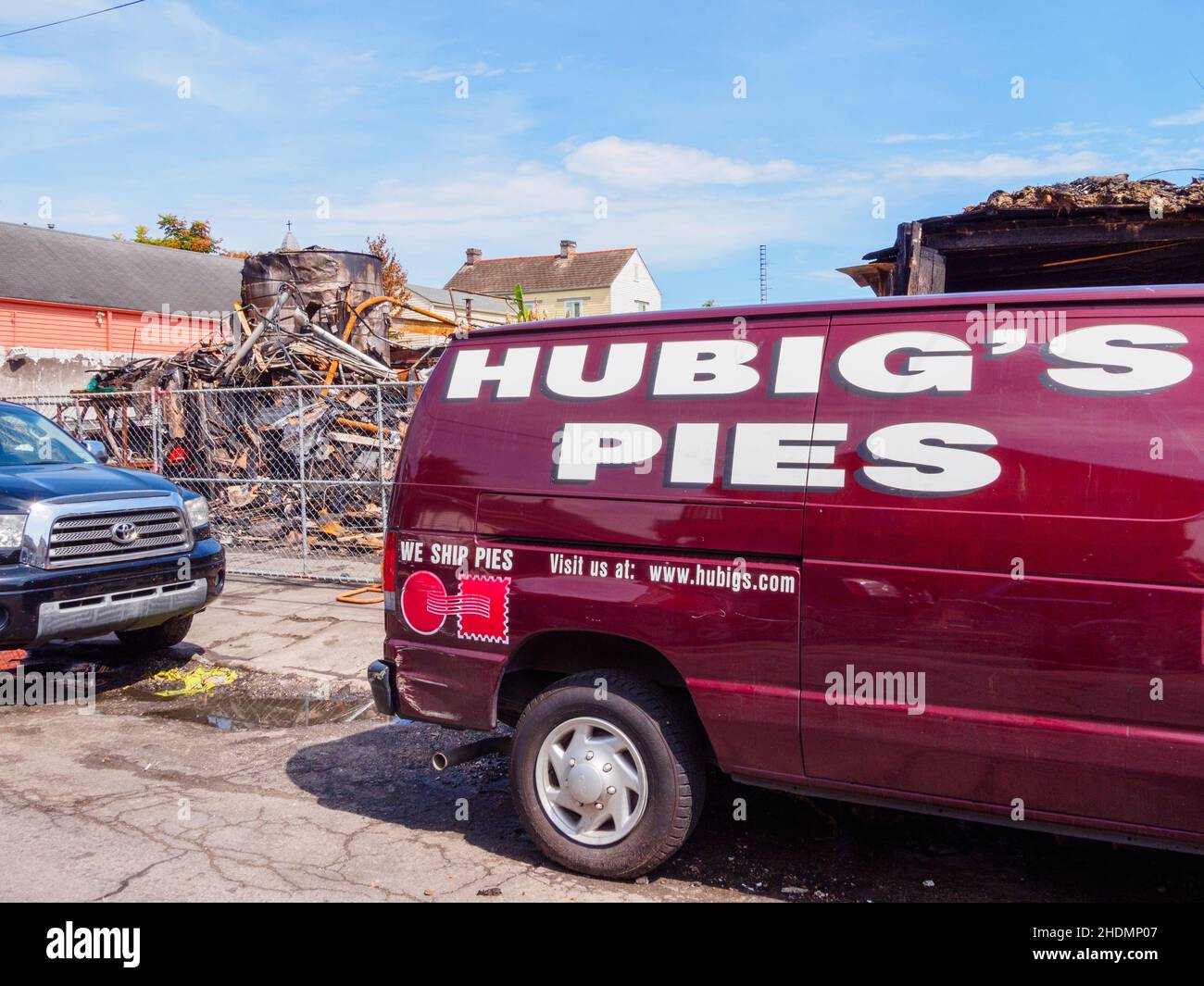 LA NOUVELLE-ORLÉANS, LA - 4 AOÛT 2012 : le camion de livraison Hubig's Pie est stationné devant les gravats laissés par l'incendie de la boulangerie Hubig du 27 juillet 2012 Banque D'Images