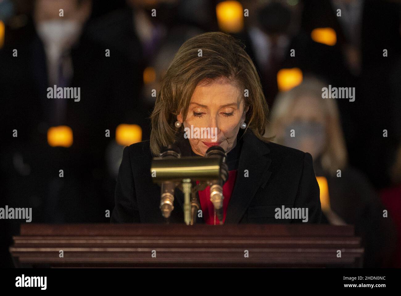 Washington, États-Unis.06th janvier 2022.La Présidente de la Chambre Nancy Pelosi, D-CA, s'exprime à la veillée aux chandelles à l'occasion du premier anniversaire de l'émeute du 6 janvier au Capitole des États-Unis à Washington, DC, le jeudi 6 janvier 2022.Photo de Ken Cedeno/UPI crédit: UPI/Alay Live News Banque D'Images