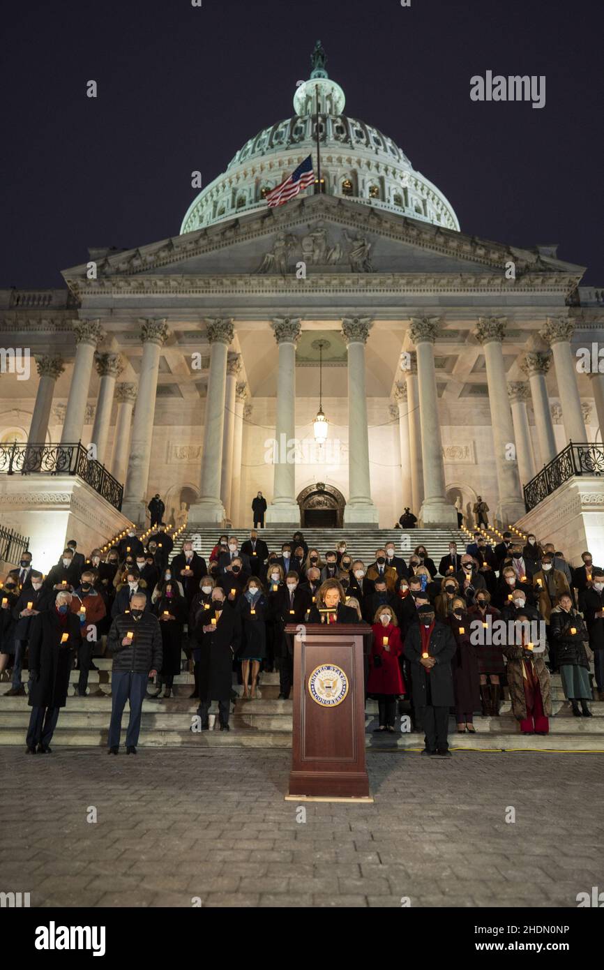 Washington, États-Unis.06th janvier 2022.La Présidente de la Chambre Nancy Pelosi, D-CA, s'exprime à la veillée aux chandelles à l'occasion du premier anniversaire de l'émeute du 6 janvier au Capitole des États-Unis à Washington, DC, le jeudi 6 janvier 2022.Photo de Ken Cedeno/UPI crédit: UPI/Alay Live News Banque D'Images