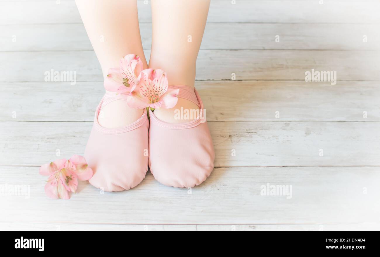 Pieds de fille en ballerines avec fleurs Banque D'Images