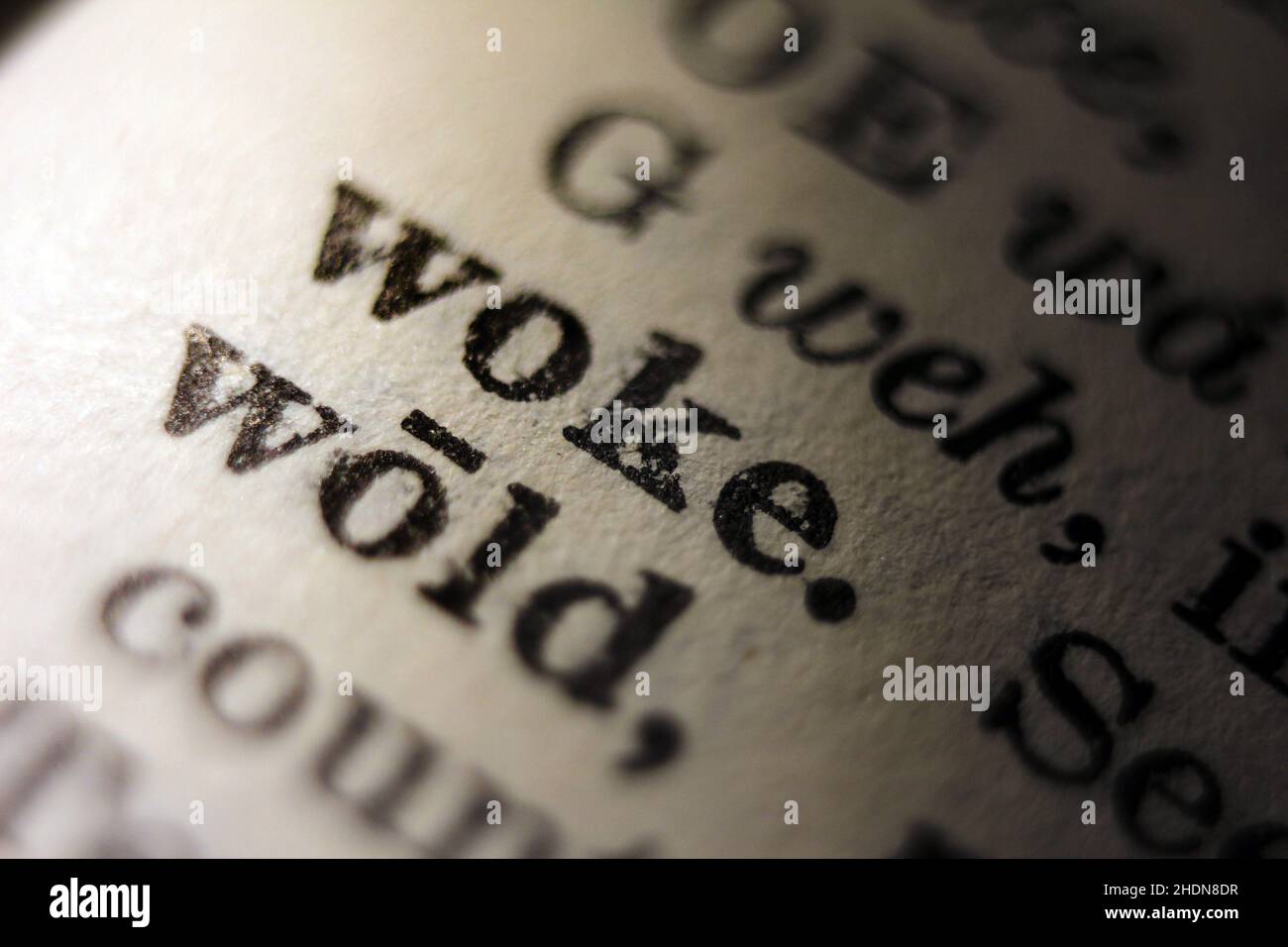 Mot woke imprimé sur la page du dictionnaire, macro gros plan Banque D'Images