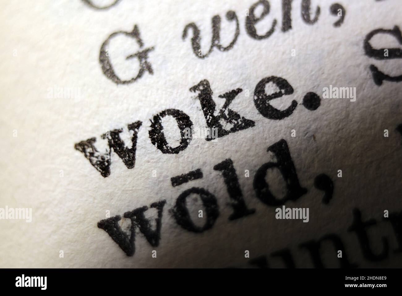 Définition du mot woke sur la page du dictionnaire, gros plan Banque D'Images