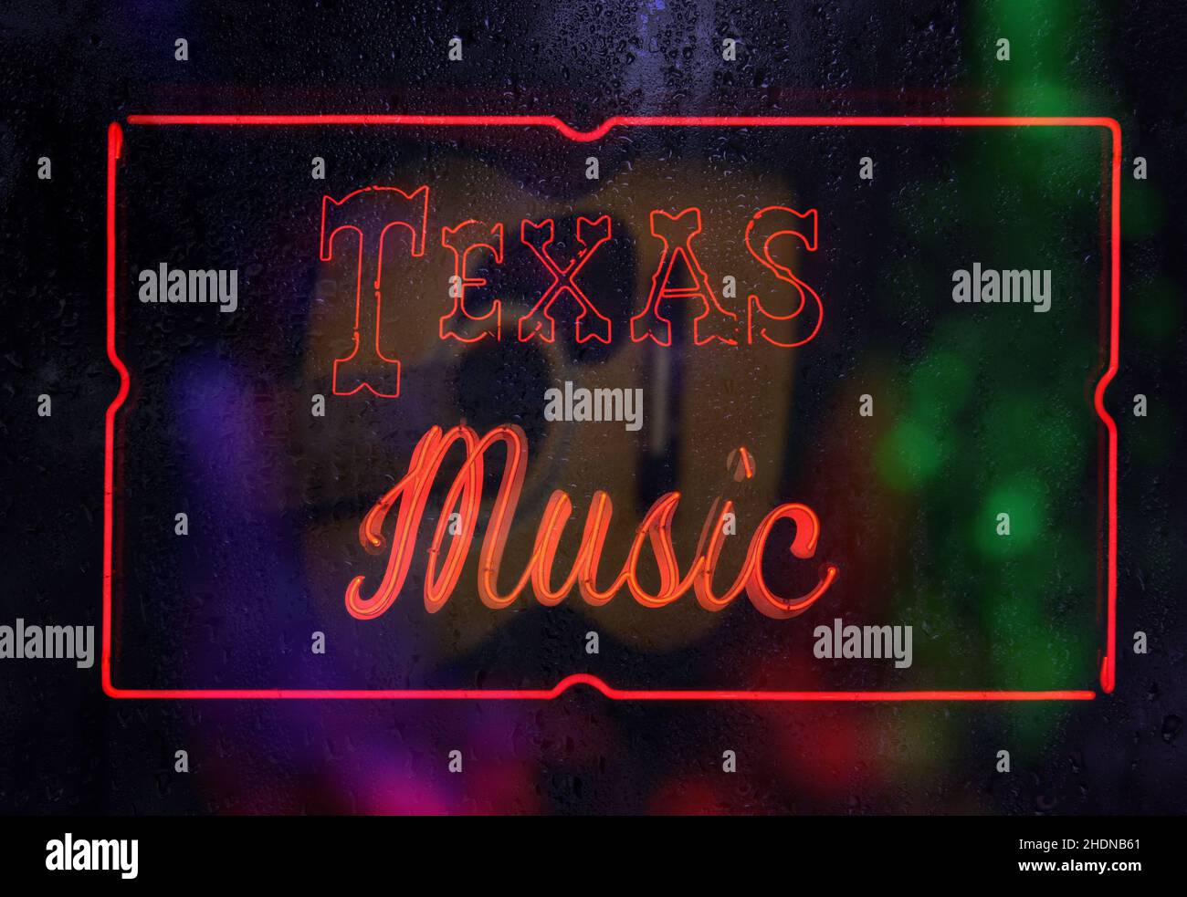 Neon Texas Music Sign In Rainy Wet Window Banque D'Images