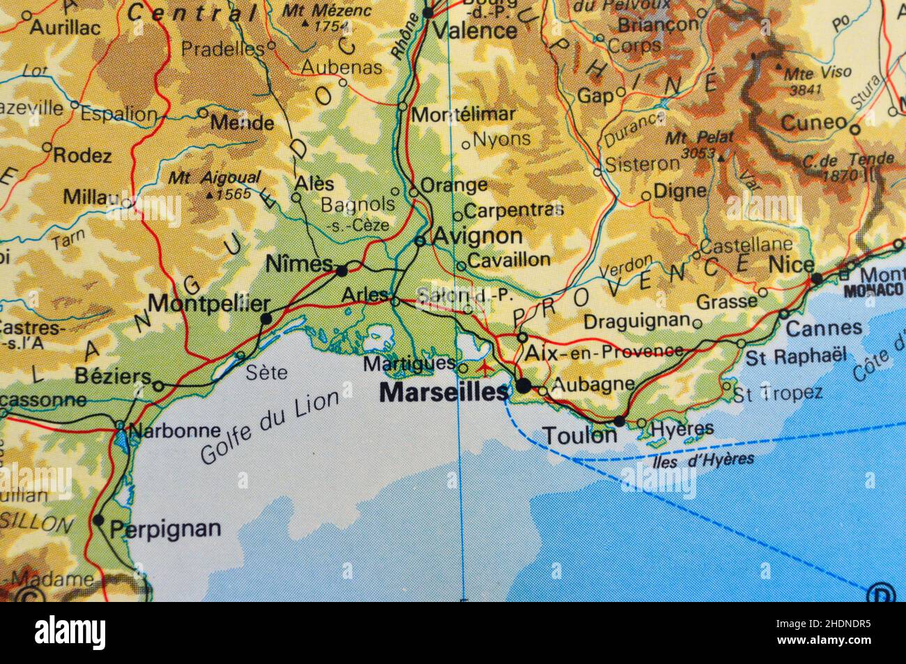 Une carte de la côte méditerranéenne française montrant les grandes