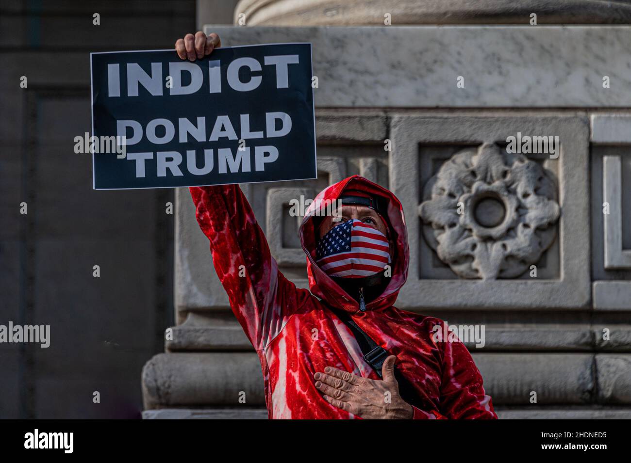 ÉTATS-UNIS.06th janvier 2022.Des dizaines de militants pro-démocratie se sont joints aux membres de Rise et résistent aux marches de la bibliothèque publique de New York le 6 janvier 2022, un an après l'insurrection violente à Washington DC cherchant à renverser les résultats des élections,Demander à Merrick Garland et au ministère de la Justice d'agir rapidement pour enquêter sur les chefs du coup d'État et d'inculper les responsables.(Photo par Erik McGregor/Sipa USA) crédit: SIPA USA/Alay Live News Banque D'Images