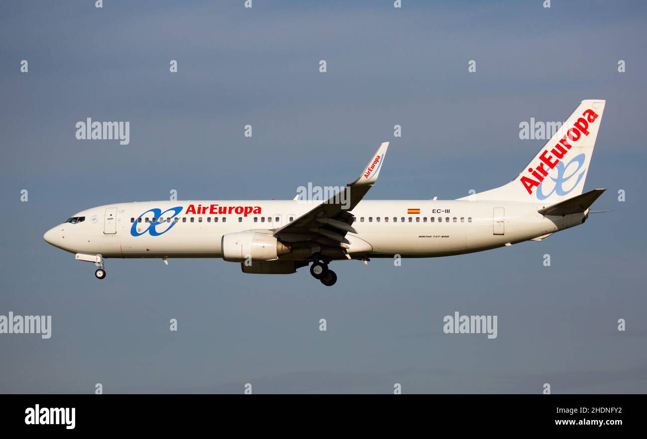Avion la compagnie aérienne AirEuropa débarque sur la piste dans une ville d'aeroport El Prat à Barcelone Banque D'Images