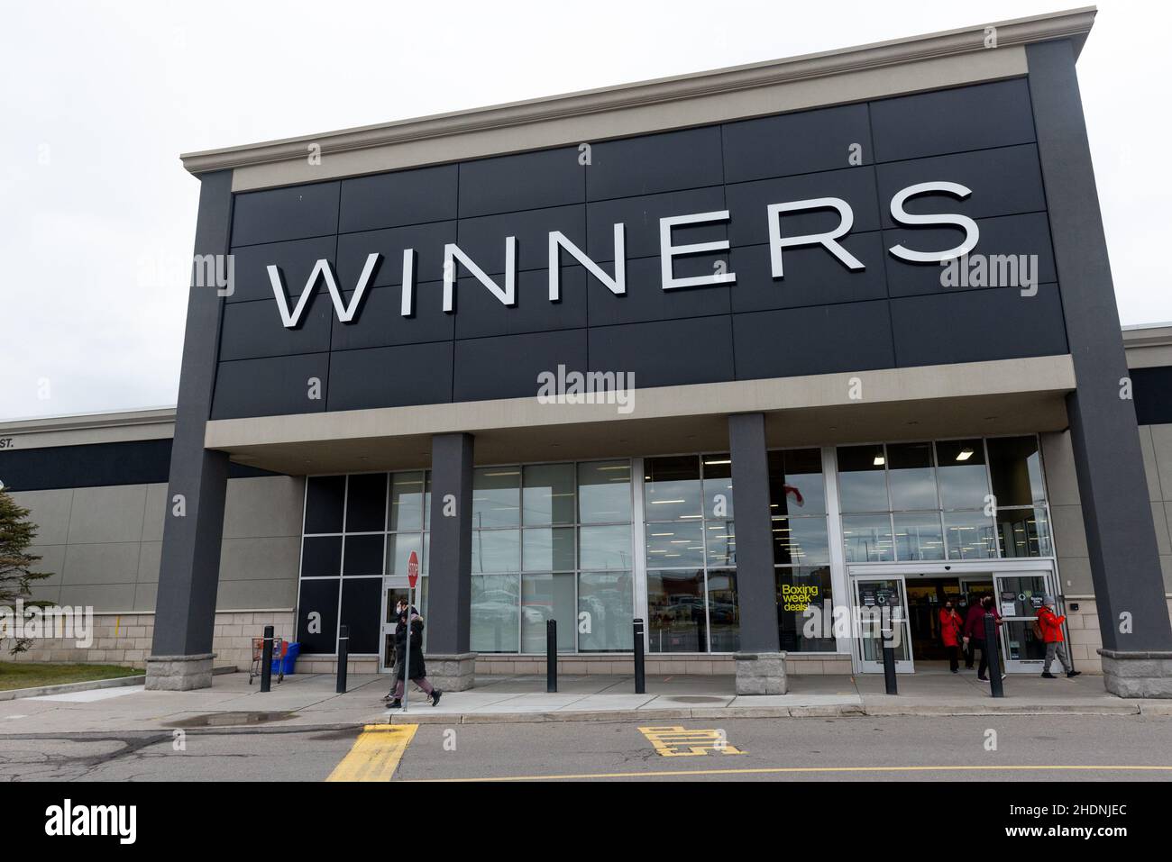 Toronto, ON, Canada - le 08 décembre 2021 : affiche l'identité de la marque au-dessus de l'entrée d'un magasin de mode à prix réduit Winners dans un centre commercial en T. Banque D'Images