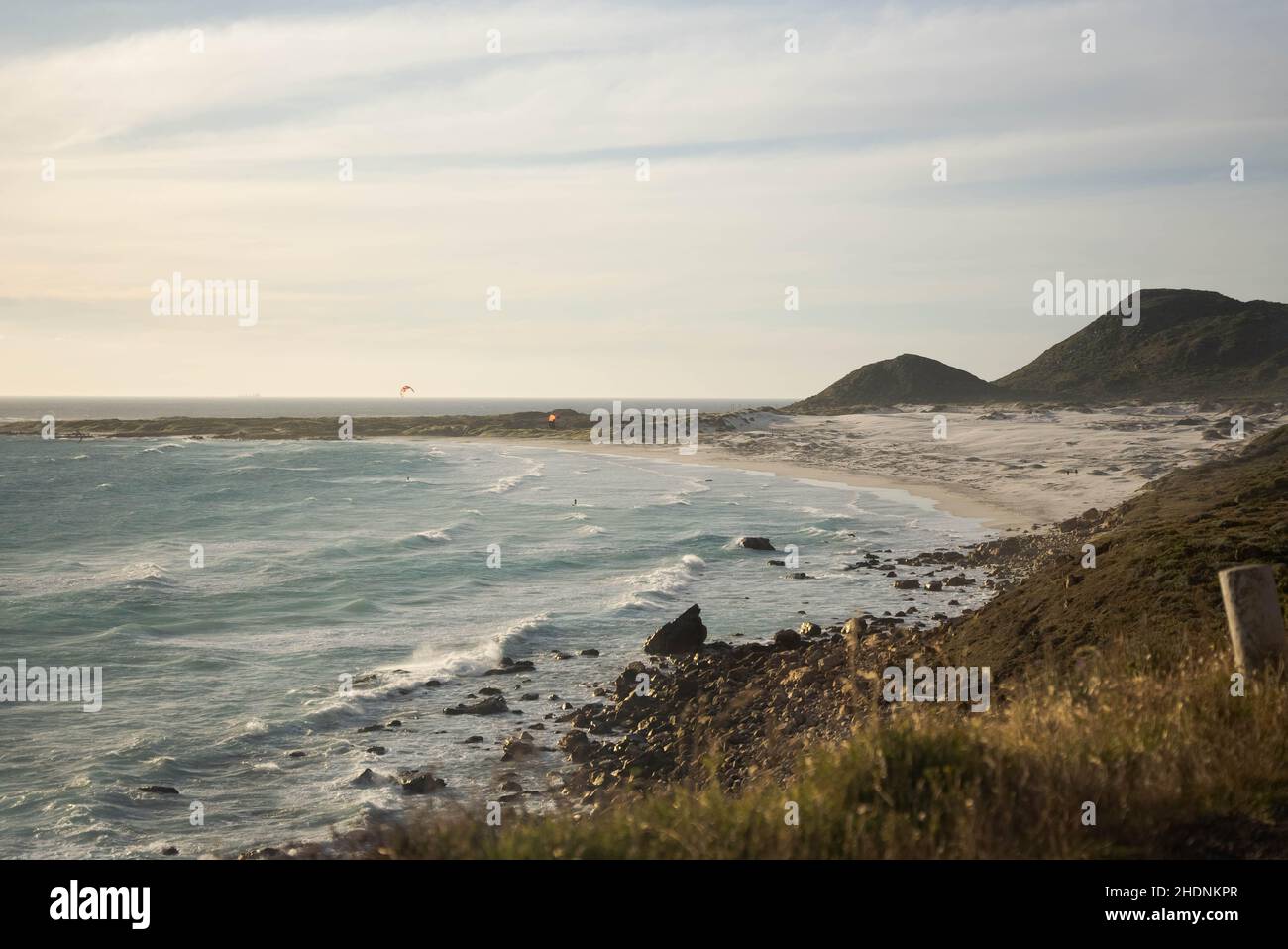 Belle vue sur l'océan Atlantique Sud ondulé qui touche la plage de sable sur la côte à Witsand Banque D'Images