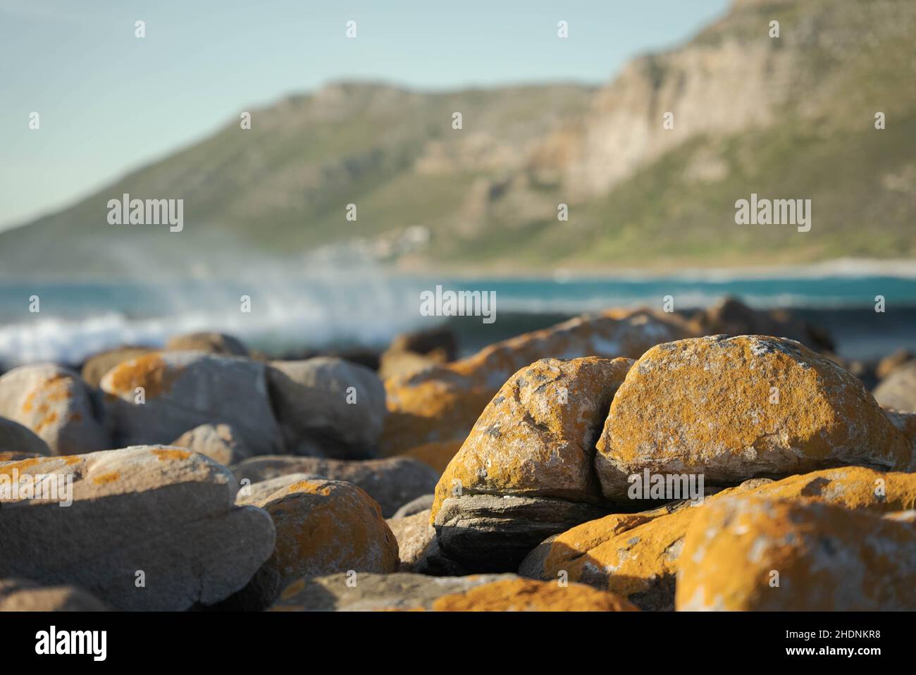 Belle vue sur les rochers de la plage de sable sur la côte dans le Cap occidental Banque D'Images
