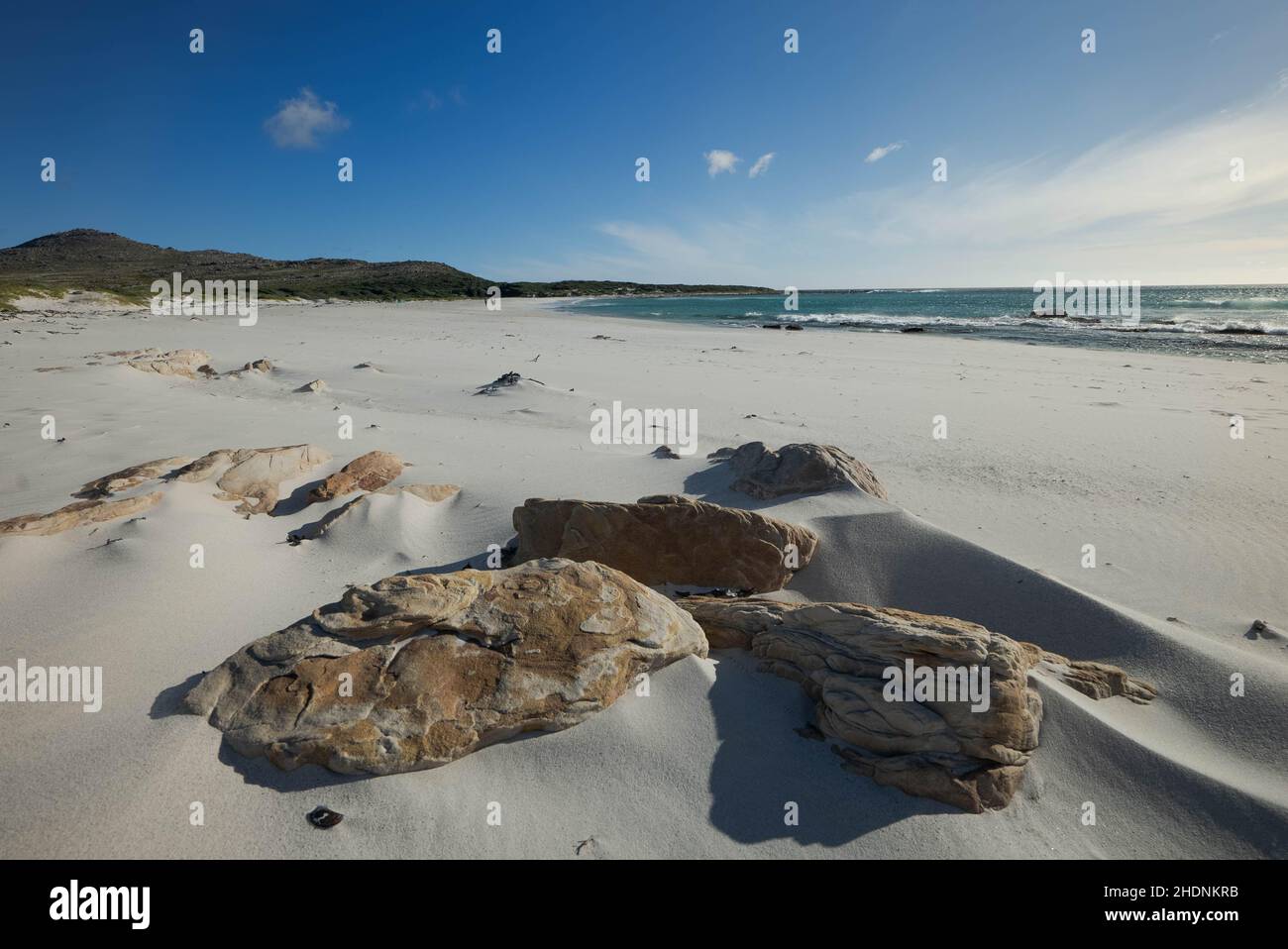 Belle vue sur les rochers de la plage de sable sur la côte dans le Cap occidental Banque D'Images