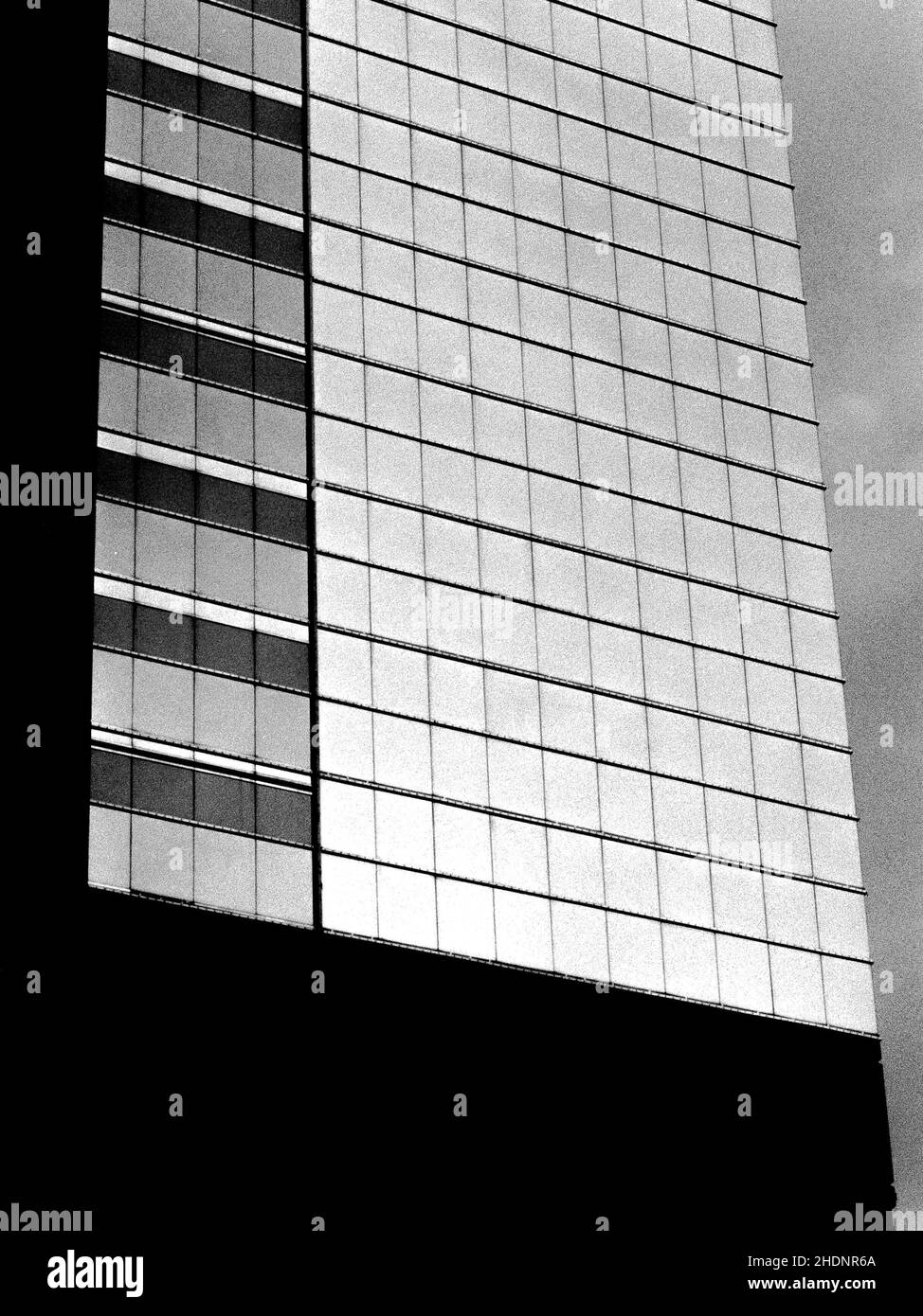 Image verticale en niveaux de gris des détails architecturaux et de l'art de la rue de Guangzhou, Chine Banque D'Images