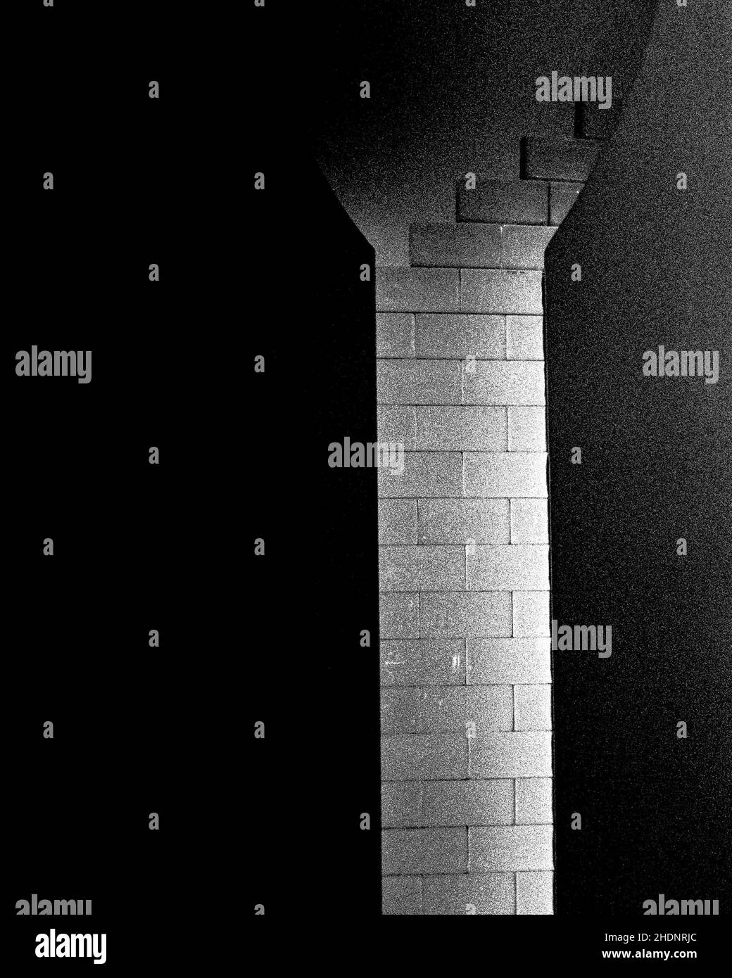 Image verticale en niveaux de gris des détails architecturaux et de l'art de la rue de Guangzhou, Chine Banque D'Images