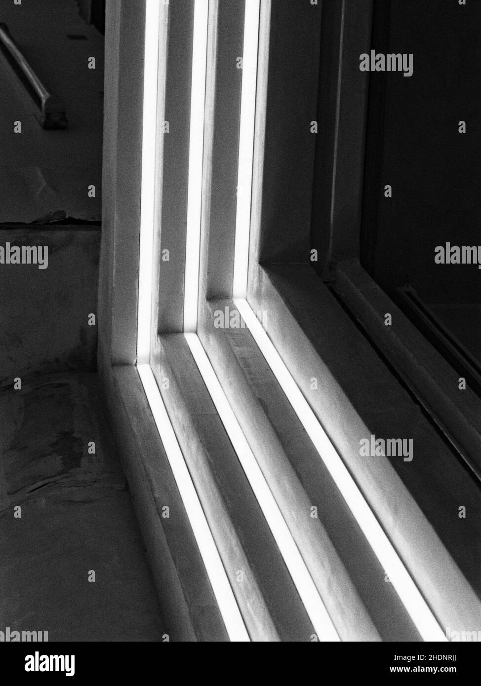 Image verticale en niveaux de gris des détails architecturaux et de l'art de la rue de Guangzhou, Chine Banque D'Images