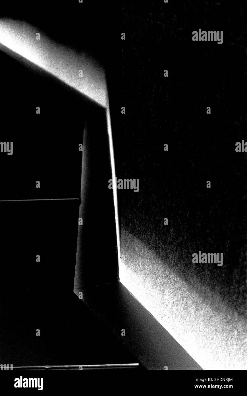 Image verticale en niveaux de gris des détails architecturaux et de l'art de la rue de Guangzhou, Chine Banque D'Images