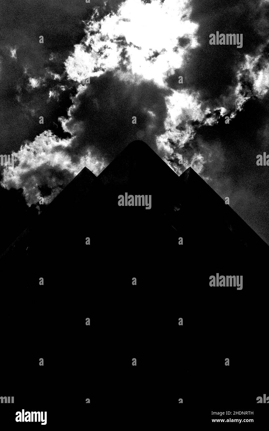 Image verticale en niveaux de gris des détails architecturaux et de l'art de la rue de Guangzhou, Chine Banque D'Images