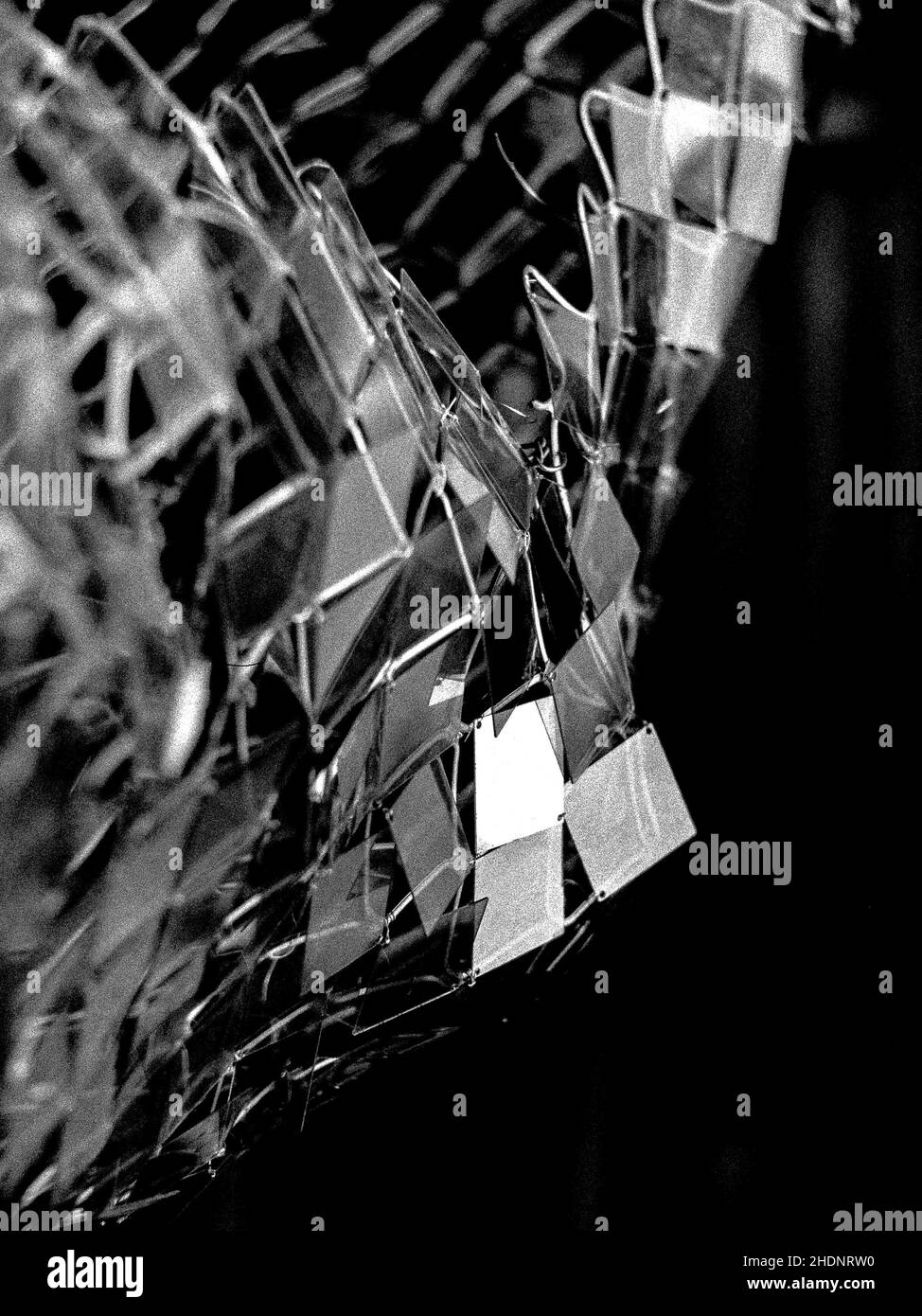 Image verticale en niveaux de gris des détails architecturaux et de l'art de la rue de Guangzhou, Chine Banque D'Images