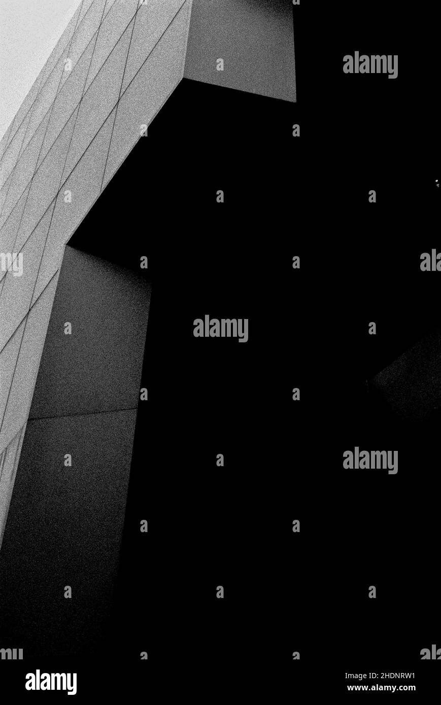 Image verticale en niveaux de gris des détails architecturaux et de l'art de la rue de Guangzhou, Chine Banque D'Images