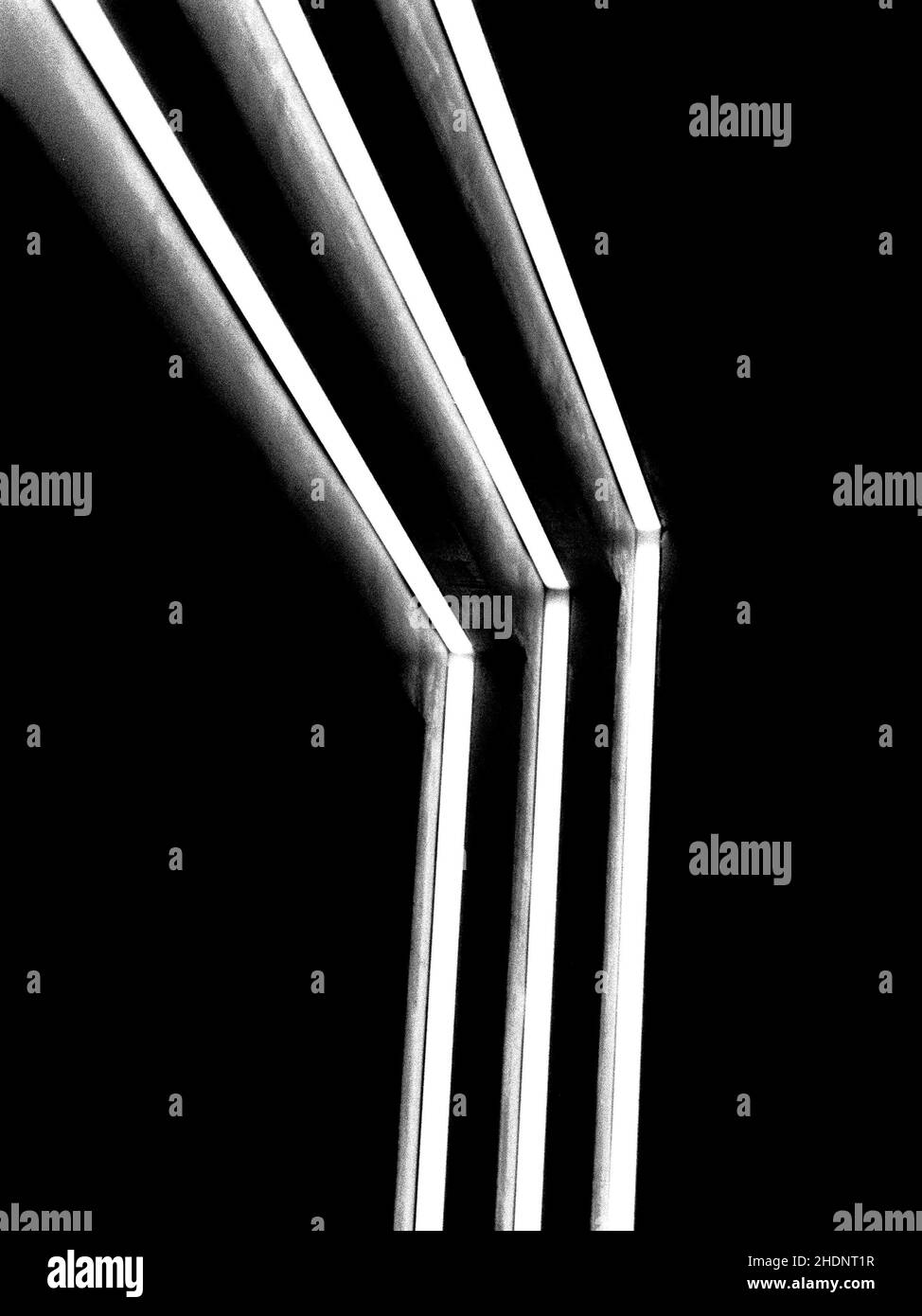 Image verticale en niveaux de gris des détails architecturaux et de l'art de la rue de Guangzhou, Chine Banque D'Images