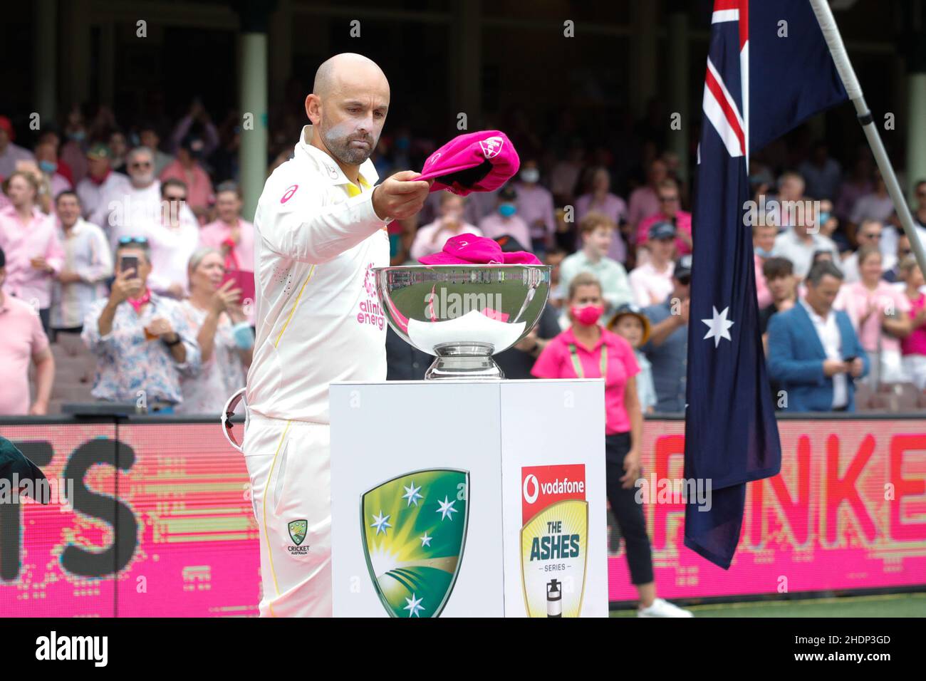 Sydney, Australie.07th janvier 2022.Nathan Lyon, d'Australie, laque le terrain lors du Pink Test Day au cours du match de test de Ashes 4th entre l'Australie et l'Angleterre au Sydney Cricket Ground, Sydney, Australie, le 7 janvier 2022.Photo de Peter Dovgan.Utilisation éditoriale uniquement, licence requise pour une utilisation commerciale.Aucune utilisation dans les Paris, les jeux ou les publications d'un seul club/ligue/joueur.Crédit : UK Sports pics Ltd/Alay Live News Banque D'Images