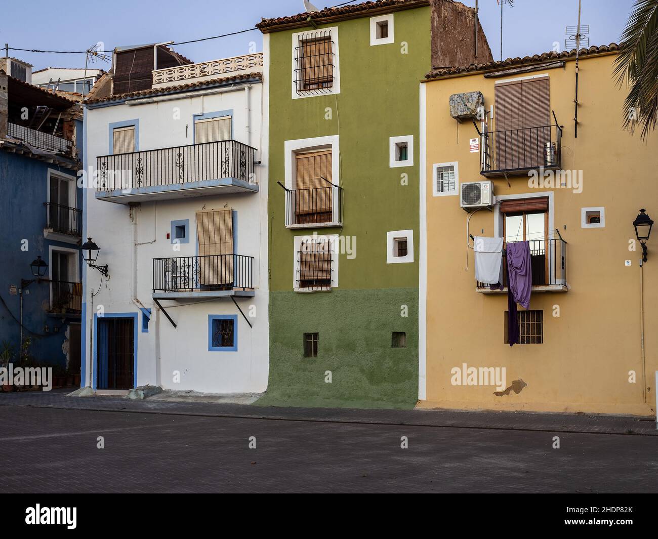 Maisons avec balcon, façades colorées et lanternes sur les murs Banque D'Images