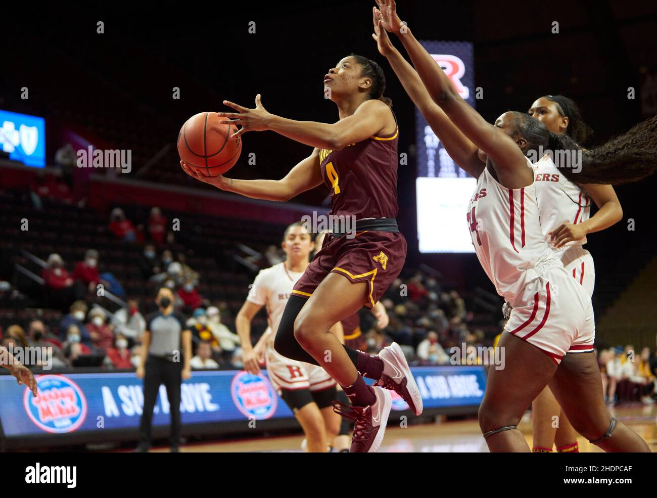 Piscataway, New Jersey, États-Unis.6th janvier 2022.Le Minnesota Golden Gophers garde Jasmine Powell (4) passe par les Rutgers défenseurs pendant le match entre les Minnesota Gophers et les Rutgers Scarlet Knights à Jersey MikeÕs Arena à Piscataway, New Jersey, le jeudi 6 2022 janvier.Le Minnesota a battu Rutgers 62-49.Duncan Williams/CSM/Alamy Live News Banque D'Images