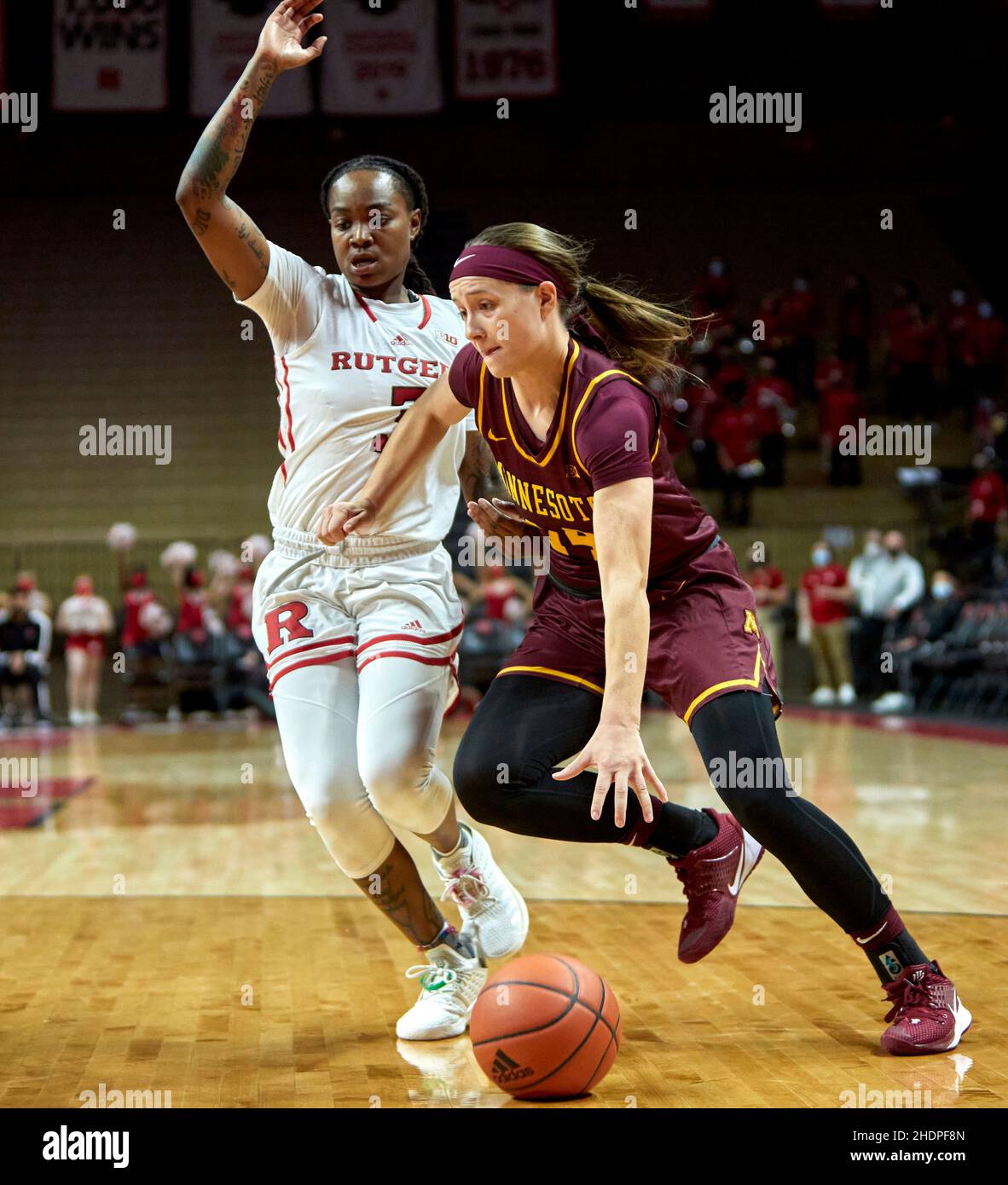 Piscataway, New Jersey, États-Unis.6th janvier 2022.Le gardien des Gophers d'or du Minnesota Sara Scalia (14) se dirige vers le panier tandis que le garde des Chevaliers de Scarlet de Rutgers Shug Dickson (3) tente de défendre dans la première moitié pendant le match entre les Gophers du Minnesota et les chevaliers de Scarlet de Rutgers à l'arène de Jersey MikeÕs à Piscataway,New Jersey le jeudi 6 2022 janvier.Le Minnesota a battu Rutgers 62-49.Duncan Williams/CSM/Alamy Live News Banque D'Images