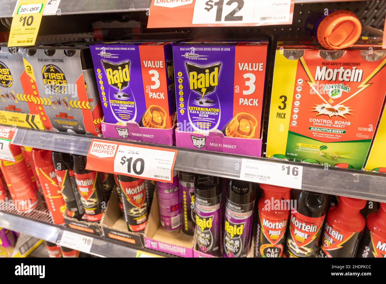 Sprays et arcs insectifuges et tueurs fabriqués par Mortein et RAID en vente dans un supermarché australien Banque D'Images