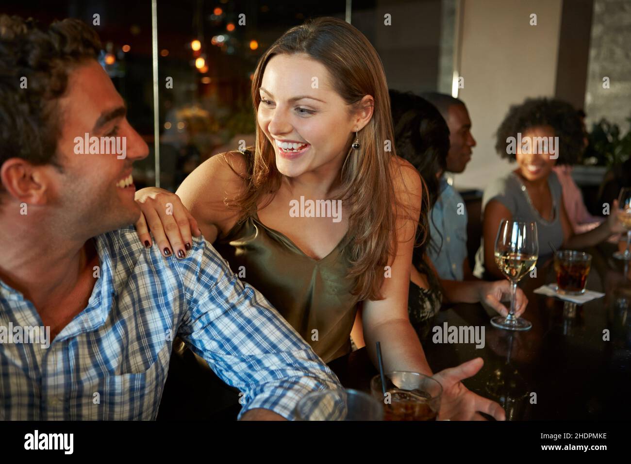 comptoir de bar, flirt, fête, comptoir de bar, fêtes Photo Stock - Alamy