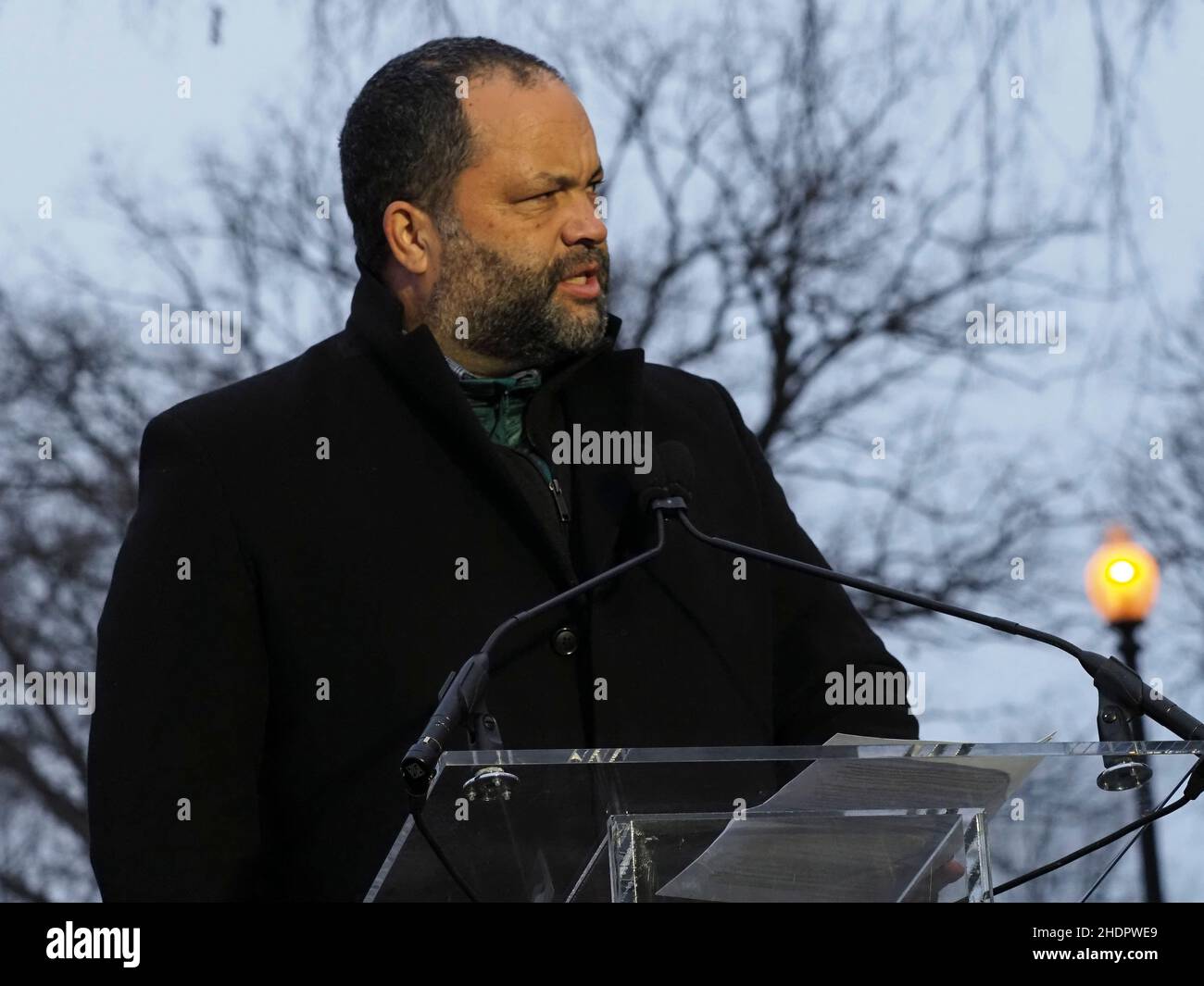 6 janvier 2022, Washington, District of Columbia, USA: Ben jaloux s'adresse au Candlelight Vigil for Democracy qui a attiré des centaines de personnes au National Mall.Les participants ont écouté les membres du Congrès rappelant les événements du 6 janvier 2021 et l'appel à la défense de la démocratie.(Image de crédit : © Sue Dorfman/ZUMA Press Wire) Banque D'Images